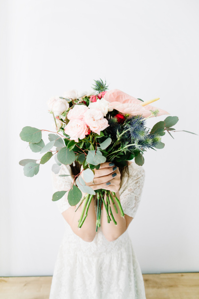 Nainen kauniita kukkia kukkakimppu
 - Valokuva, kuva
