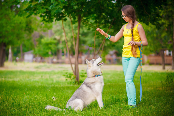 girl play with husky dog - Fotoğraf, Görsel