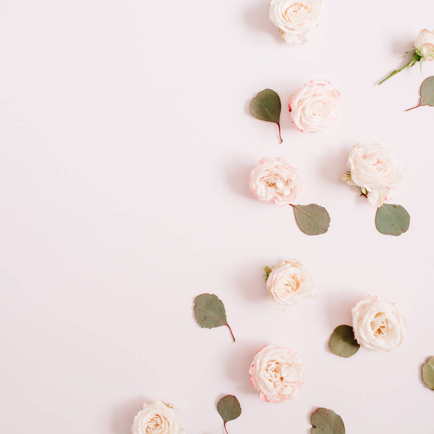 Patrón de flores textura de rosas beige, hojas de eucalipto
 - Foto, Imagen