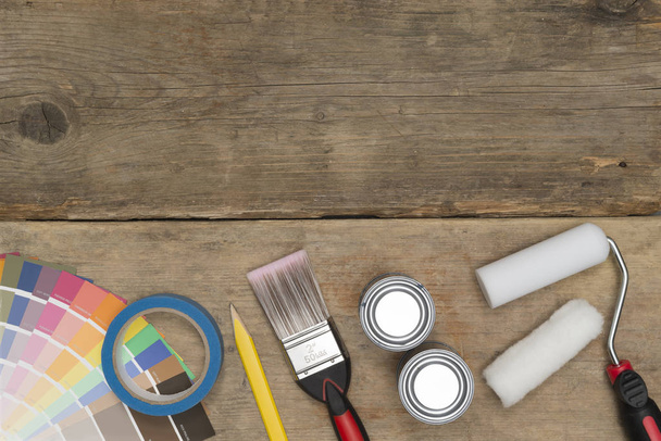 Banner Imagen de herramientas y suministros de pintura sobre fondo de madera
 - Foto, Imagen
