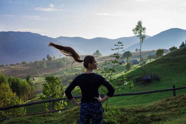 Genç kadın uzun saçlı dağlarda - Fotoğraf, Görsel