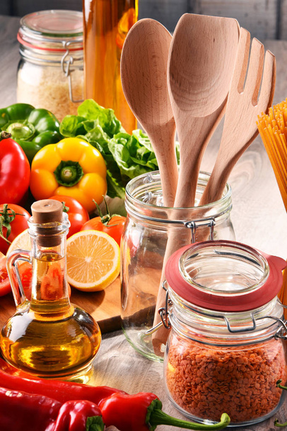 Composición con surtidos de productos alimenticios y utensilios de cocina - Foto, imagen