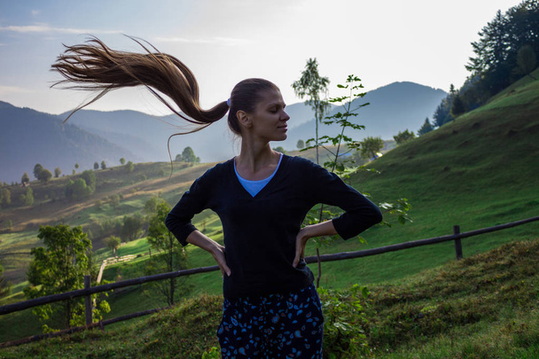 Молода жінка в горах з довгим волоссям
 - Фото, зображення