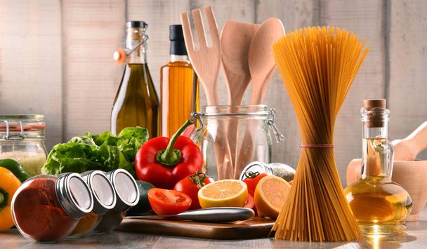Composición con surtidos de productos alimenticios y utensilios de cocina - Foto, Imagen