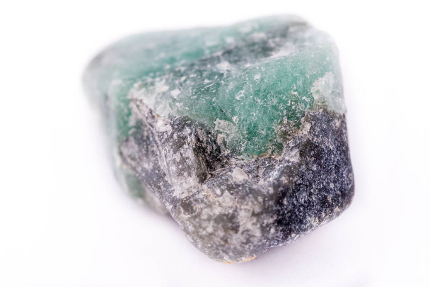 Pedra mineral macro esmeralda sobre fundo branco
 - Foto, Imagem