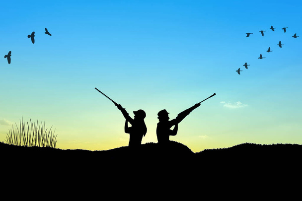 Σιλουέτα κυνήγι κατά το ηλιοβασίλεμα  - Φωτογραφία, εικόνα