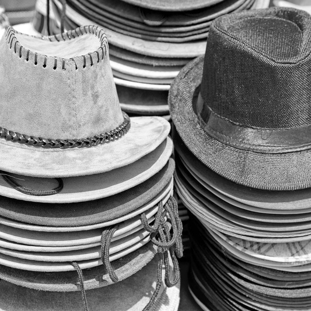 на старому ринку багато кольорових капелюхів
  - Фото, зображення