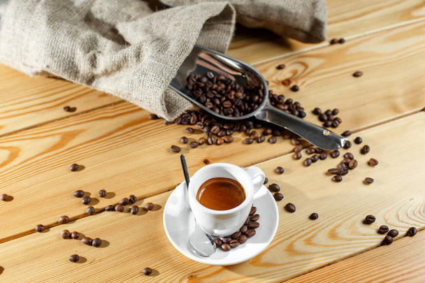 Granos de café y taza de café
 - Foto, Imagen