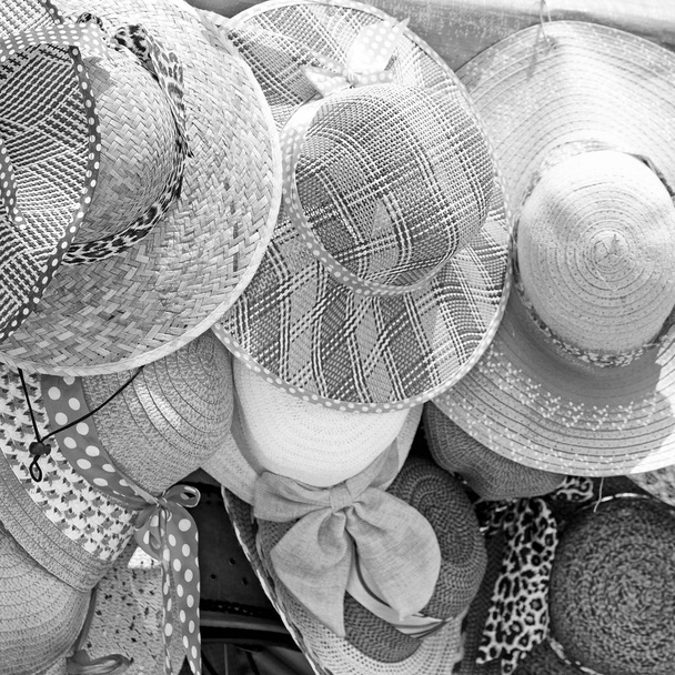 em um mercado antigo lotes de chapéus coloridos
  - Foto, Imagem