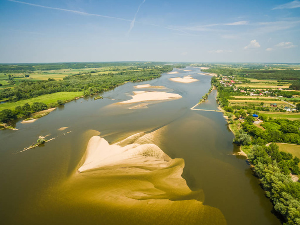 Joki näkyy lintuperspektiivistä. Vistula-joki hiekkaisilla parvilla
. - Valokuva, kuva