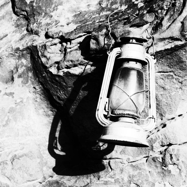  un antico vecchio stile lampada isolata
 - Foto, immagini