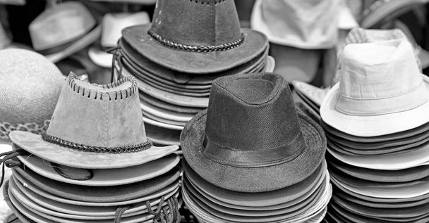 en un viejo mercado muchos sombreros coloreados
  - Foto, Imagen