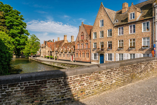 Bruges cityscape su kanalı ile  - Fotoğraf, Görsel
