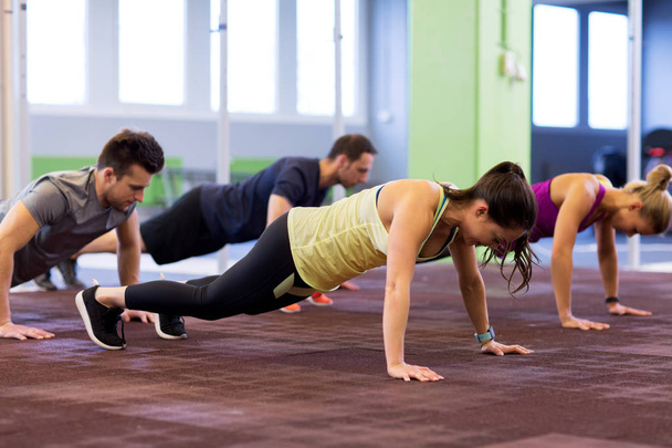 grupo de personas que hacen ejercicio en el gimnasio - Foto, imagen