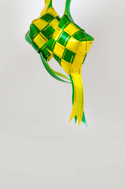 Ketupat crafted usando fita plástica para Eid Mubarak ou Aidilfitri
 - Foto, Imagem