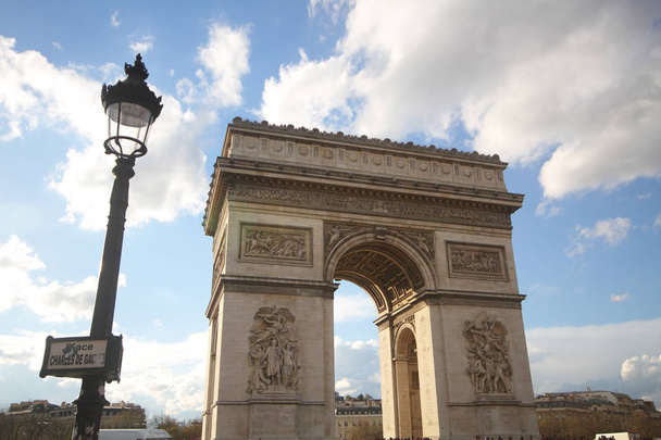 одним з найбільш привабливих Орієнтир для туризму в Парижі, Тріумфальна арка, Європі, сонячний день, чудовий, стародавнього пам'ятника - Фото, зображення