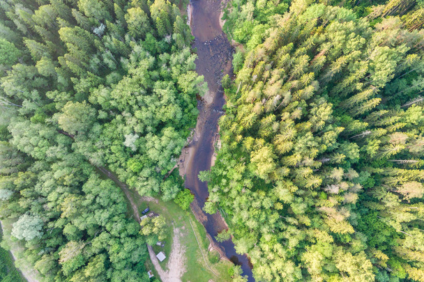 Drohnenbild. Luftaufnahme des ländlichen Raums mit Wäldern - Foto, Bild