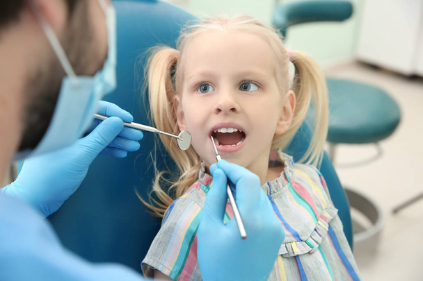 Dentist examining girl's teeth - Foto, Bild