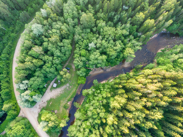 ドローンのイメージ。農村地域の森林での空撮 - 写真・画像