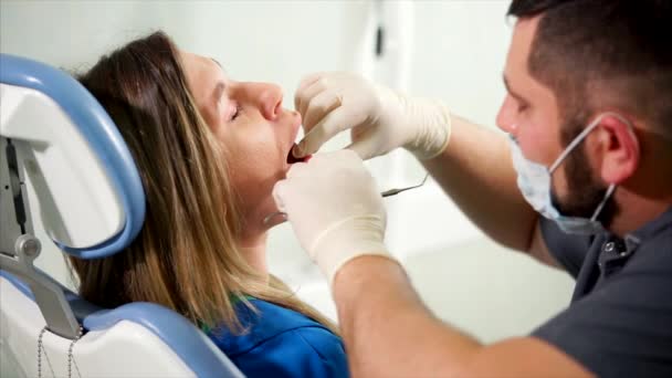 Młoda kobieta o kontroli w klinice stomatologicznej - Materiał filmowy, wideo