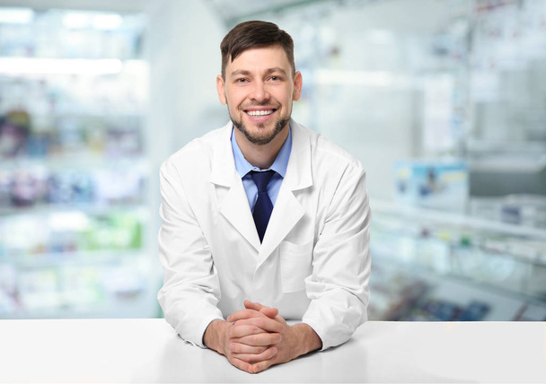 Hombre farmacéutico cerca del mostrador
   - Foto, imagen