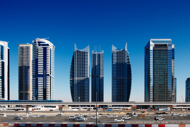 een nieuwe metro lijn en mooie architectuur, kijken uit op de drukke sheikh zayed road - Foto, afbeelding