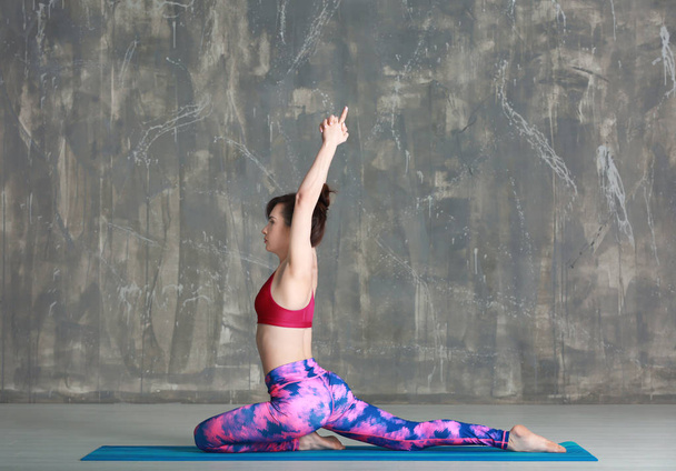 kobieta praktykująca jogę  - Zdjęcie, obraz