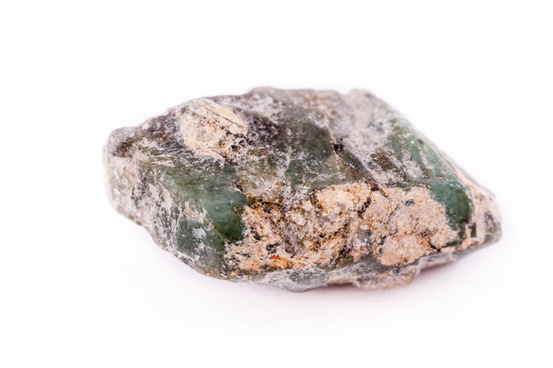 Makro mineraali kivi smaragdi valkoisella pohjalla
 - Valokuva, kuva