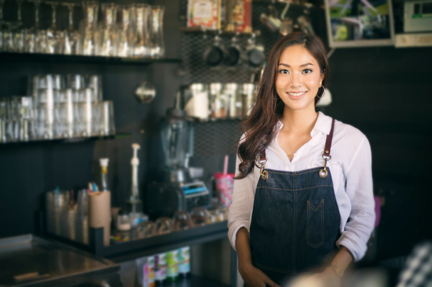 Азиатские женщины Бариста улыбаясь и используя кофеварку в кофе с
 - Фото, изображение