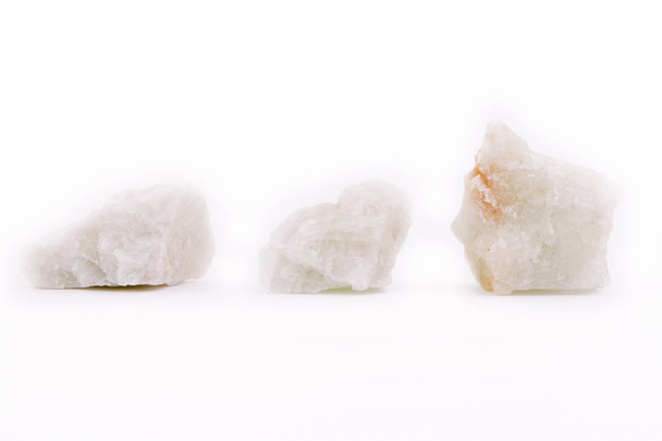 Macro pedra mineral Aquamarine sobre fundo branco
 - Foto, Imagem