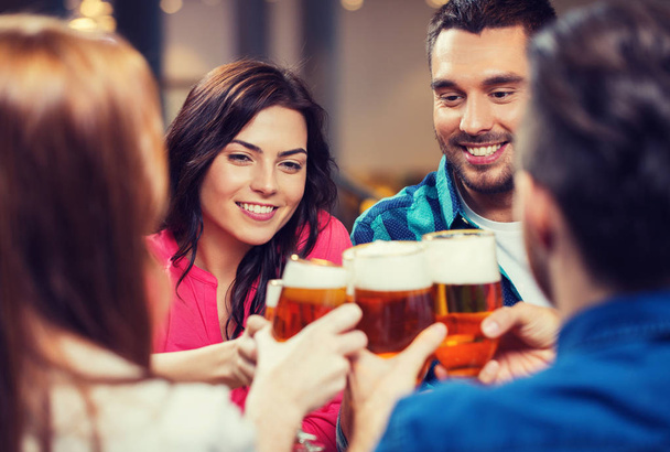 amigos bebendo cerveja e copos no pub
 - Foto, Imagem