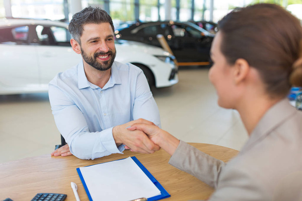 Car dealer shaking hand with a buyer - Foto, Imagem