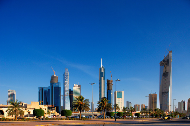 クウェート市のスカイラインは急速に高層ビルによって設定されますになります。 - 写真・画像
