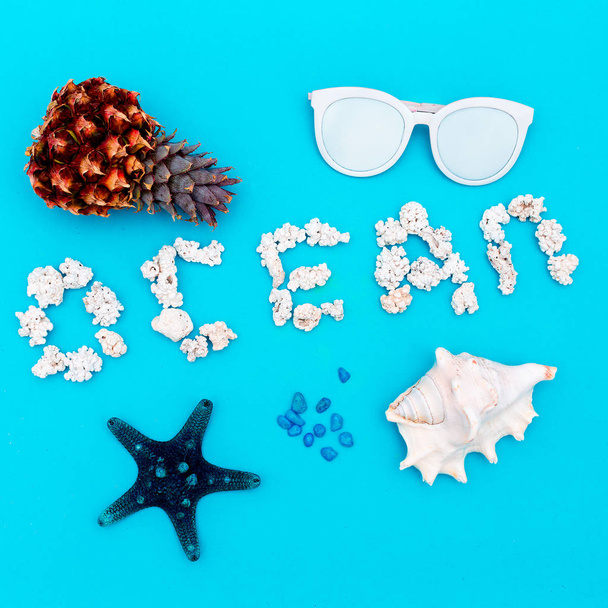 Ocean set. Shells and sunglasses. Minimal design - Φωτογραφία, εικόνα