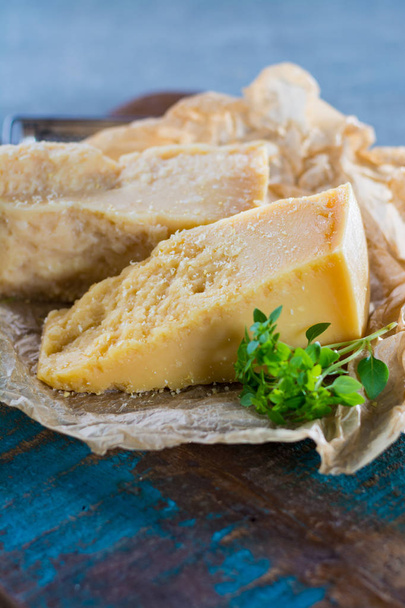 Perinteinen italialainen kova juusto Parmesan ja Grana Padano g
 - Valokuva, kuva
