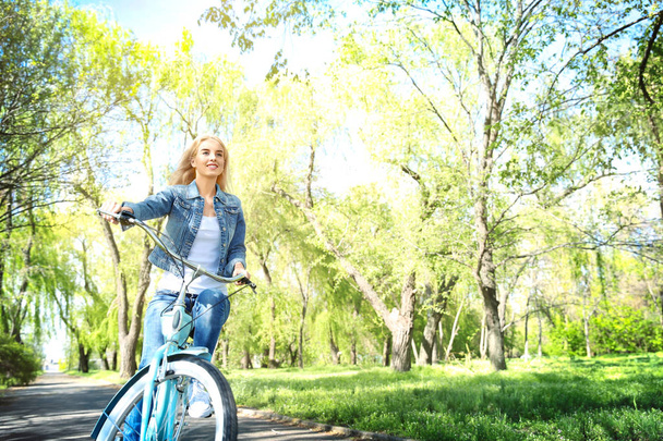 junge Frau auf dem Fahrrad  - Foto, Bild