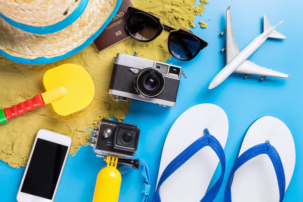 Διακοπές στην παραλία το καλοκαίρι αξεσουάρ ταξιδίου και μόδας στο μπλε - Φωτογραφία, εικόνα