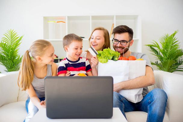 Family shopping online - Foto, afbeelding