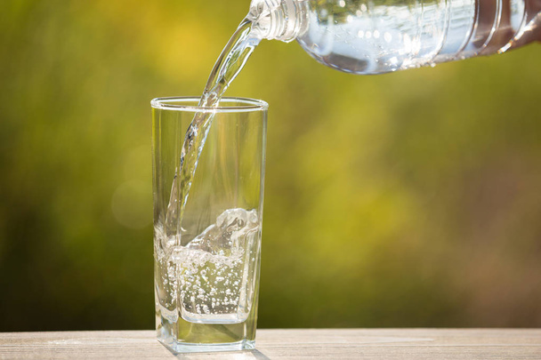 Bir bardak su niteliğine cam içine dökme - Fotoğraf, Görsel