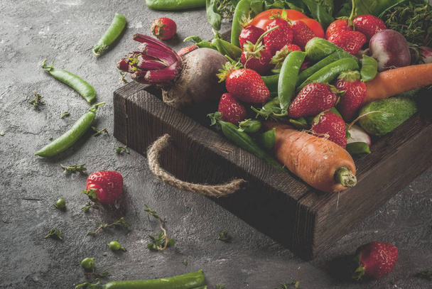 Légumes frais, baies, légumes verts et fruits en plateau
 - Photo, image