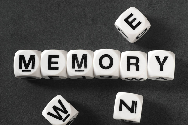 λέξη μνήμης σε κύβους παιχνίδι - Φωτογραφία, εικόνα