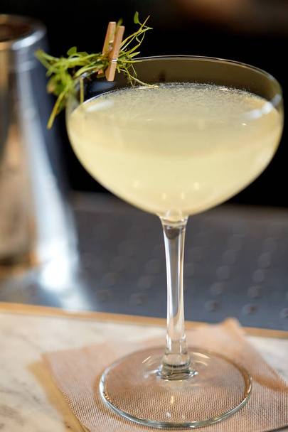 glass of cocktail at bar - Φωτογραφία, εικόνα