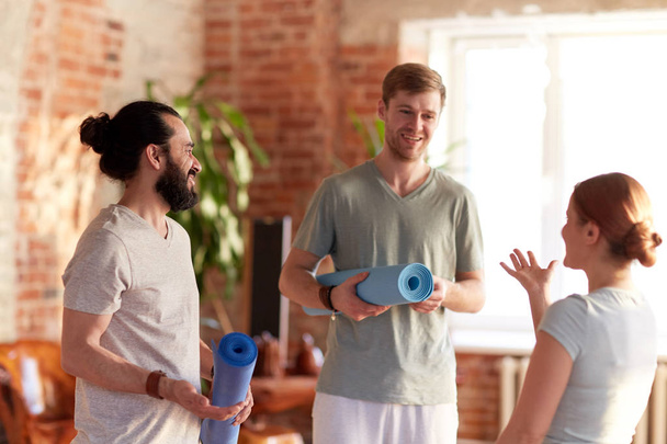 group of people with mats at yoga studio or gym - Φωτογραφία, εικόνα