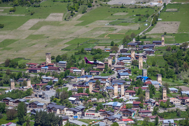 Avión sobre el pueblo de Mestia, Svaneti, Georgia
 - Foto, Imagen