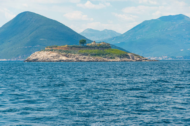Fortaleza antiga está localizada na ilha de Mamula
.  - Foto, Imagem