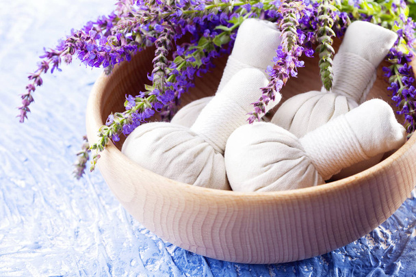 comprimeren van massage met salie bloemen - Foto, afbeelding