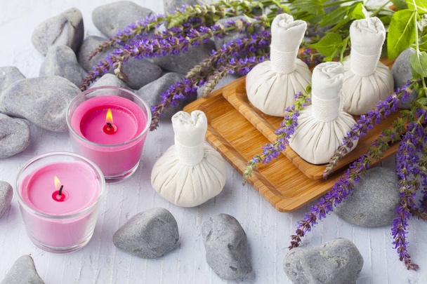 massagem compressa com flores de sálvia
 - Foto, Imagem