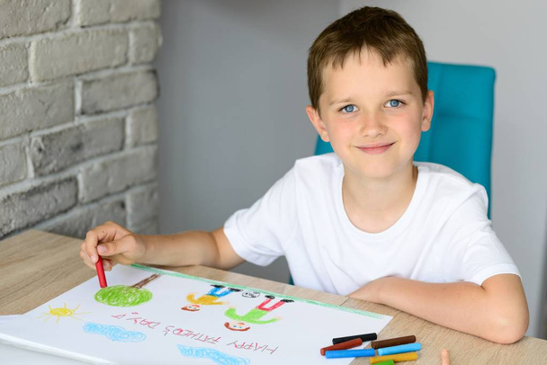 Child drawing a card for daddy - Φωτογραφία, εικόνα
