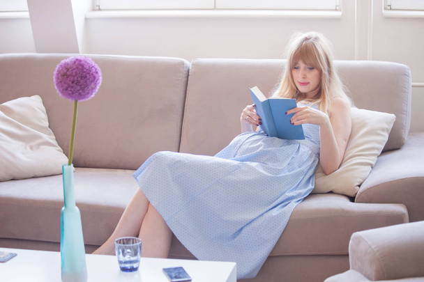 těhotná žena čtení knih v bytě - Fotografie, Obrázek