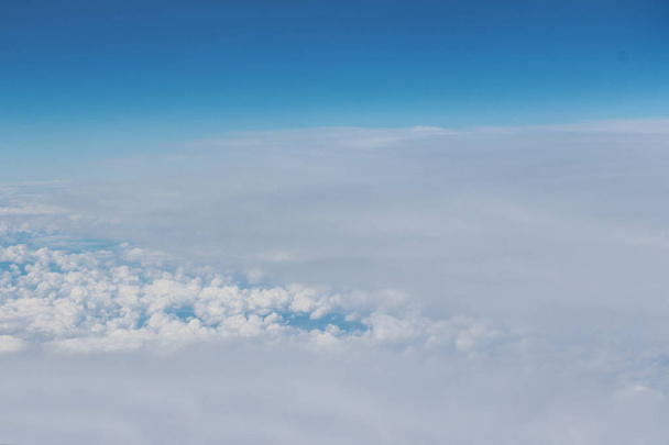 Güzel bulutlar gökyüzünde. Uçaktan görüntüleme - Fotoğraf, Görsel
